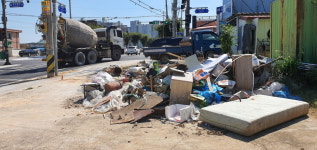 부안읍 부풍로 인도 옆 쓰레기 더미 방치 도시 미관 저해