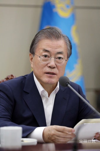 문재인 전 대통령, 뇌물수수 혐의 피의자로 조사 중… 수사 과정과 결과에 관심