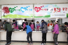 장수군 건설교통과, 노인 복지관 배식 봉사활동 실시