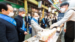 전북은행, 코로나19 피해 전통시장 활성화 장보기 행사