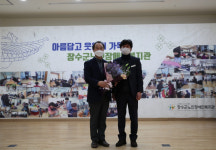 장수군 노인·장애인복지관, 장수군청 건설교통과에 감사장 전달