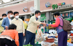 장영수 군수, 추석 명절 맞아 전통시장 장보기 행사