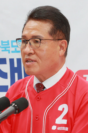 국민의힘 지지를 호소하는 정운천 국민의힘 전북도당 위원장