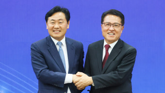 손을 맞잡은 김관영 전북도지사 당선자와 정운천 국민의힘 전북도당위원장