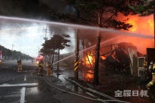 익산 중고 타이어 판매점 불...3시간 45분만에 진화