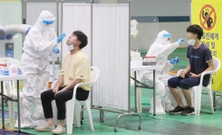 화산 선별진료소에서 검체 채취하는 의료진