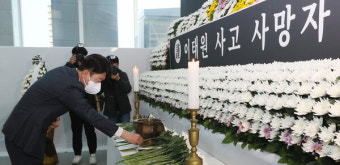 [전북]이태원 사고 사망자 합동분향소 찾은 우범기 전주시장