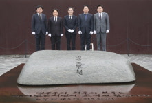 김관영 전북지사, 고 노무현 대통령 묘역 참배·문재인 전 대통령 예방