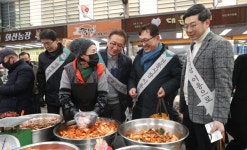 [전북]전주시의회, 지역 상권에 활력 전주중앙시장서 명절 맞이 장보기 행사