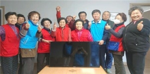 성암농장 이성철 대표, 번암면 지사협에 TV 기탁