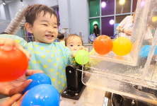 어린이창의체험관에서 즐거운 시간 보내는 아이들