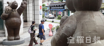 몸값만 1억 5,000만원... 웨딩의 거리 곰 2마리 은행 상징물 아니었나