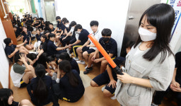 민방위 훈련으로 대피하는 학생들