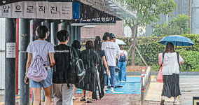 [전북] 비를 피해 택시 타러 가는 길