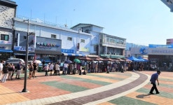 군산수산물종합센터 수산물 구매 환급 창구 장사진…환급받는 데만 2시간 걸려