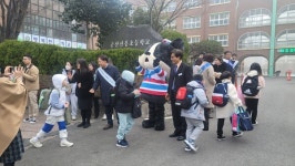 군산교육지원청, 개학 첫 등교 초등생들 응원 나서