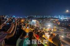 달 보며 음악 감상해요··· 전주 금암도서관 달빛 공연 스타트