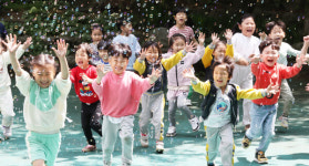 어린이날 앞둔 전주 효자어린이집 원생들 비눗방울 놀이