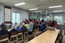 장수 산서면 청년회, 지역 어르신들께 카네이션 달아드려