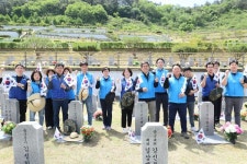 농협은행 전북본부, 국립임실호국원1사1묘역 가꾸기봉사활동 수행