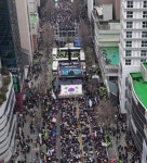 광주 탄핵 찬반 집회,100m 사이 두고 수만 명 모여