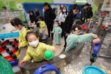 어린이로 북적거리는 창의체험관