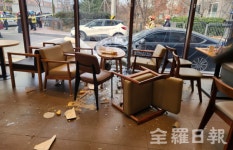 군산서 전신주 쓰러지며 카페 덮쳐… 6명 부상