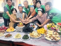 강진군, 처인마을 경로당 독거 어르신 생신 상차림 행복해!