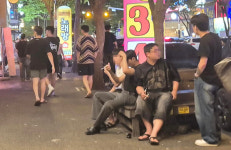 거리엔 연기, 바닥엔 전단지...전주 유흥가