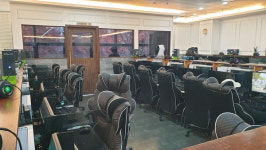 마우스 대신 골프채...사라지는 동네 PC방