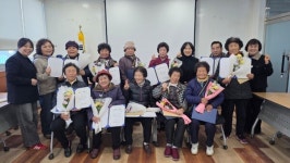 책걸이 떡 나누며 배움 마무리... 마령면 어르신들의 눈부신 도전