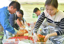 강경젓갈축제 성황…젓갈김치 담그기 체험 연일 매진