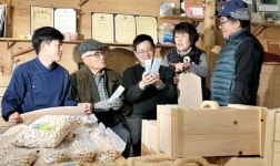 [새해기획/한국의 가족농이 사는 법] 축령산에 터잡은 삼대 전남 장성 백련동편백농원