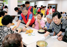 하림, 익산 어르신 350명에 삼계탕 나눔