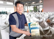 “냄새 잡는 천연광물…축산분뇨에 직접 뿌리세요”