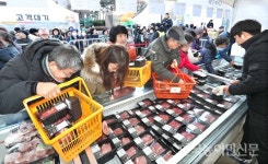 ‘반값’ 한우 직거래장터 북적