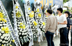 국방부 앞 세워진 근조화환…군납 경쟁 입찰 철회하라