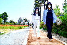 맨발로 느끼는 건강…남원시, 도심속 향기원 황톳길 개장