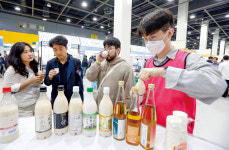 조선팔도 막걸리 맛보고…직접 빚은 막걸리는 집으로