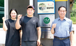 정돈된 농장내부에 축사바닥은 포슬포슬…악취 없어