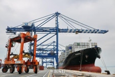 부산신항 BNCT에 CMA CGM 컨선 첫 입항