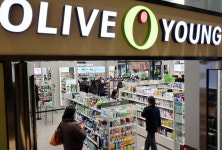 텅텅 빌 때도 매장 늘린 CJ올리브영의 반전