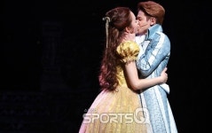 [포토Q] 뮤지컬 신데렐라 양요섭-서현진, 열정의 키스