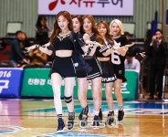 [포토Q] 디홀릭, 농구팬 홀리는 하프타임 무대