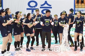 [포토Q] V리그 챔피언 현대건설 양철호 감독 '댄스타임~'
