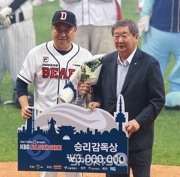 롯데 자이언츠, 강팀 DNA를 심는 김태형 감독의 리더십