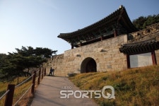[이두영의 그곳에 가고싶다]럭키 유해진 고향 청주의 걷고 싶은 길 상당산성, 호젓한 단풍 분위기에 주말에 가볼만한 곳으로 눈길