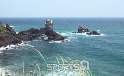 [이두영의 그곳에 가고 싶다] 푸른 바다의 전설 깃든 제주도 가볼만한 곳, 제주도 여행코스,  섭지코지 해변 성산일출봉...한라산 눈 구경은 보너스