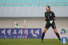 최다 3회 기성용-센추리클럽 김정미, 남녀 올해의 축구선수 어깨동무