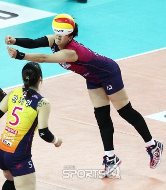 [포토Q] 흥국생명 신연경, '어떻게든 막아냈어!'